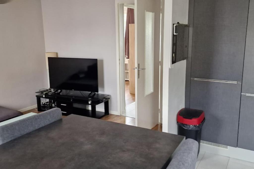 Refuge Urbain Chic Avec Balcon Apartment Saint-Lo Exterior photo